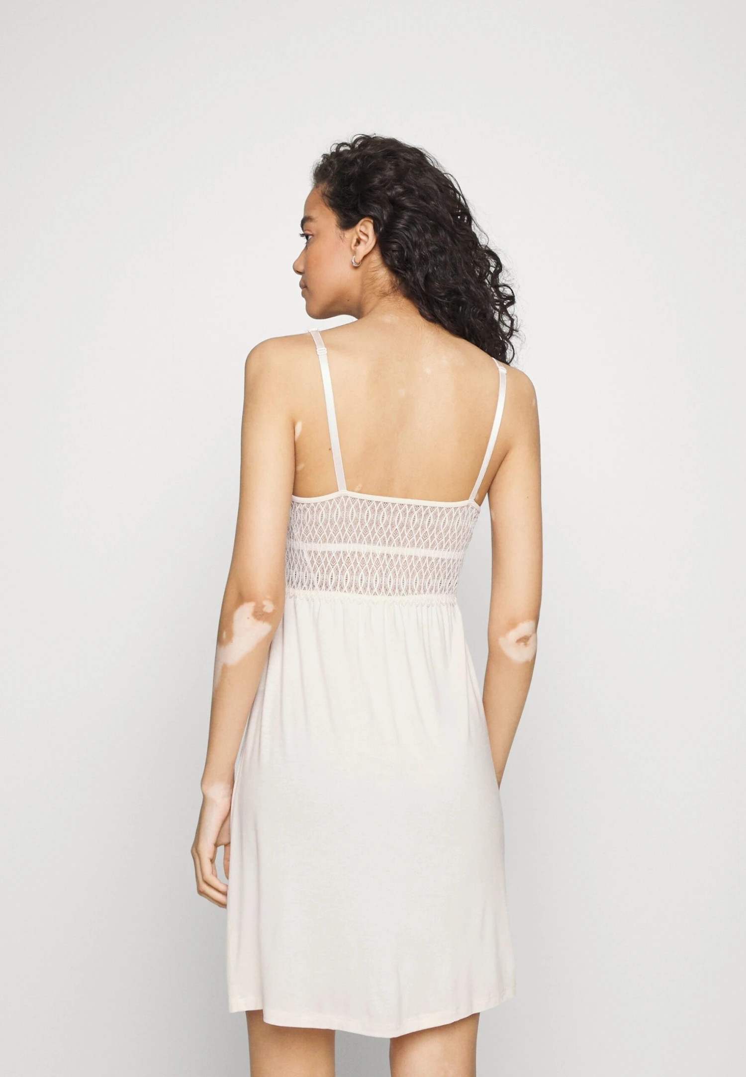 Triumph Aura Spotlight - Nightie - Fresh Powder - Image 3